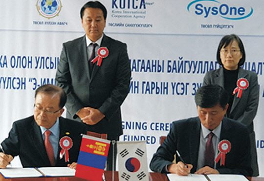 이갑수 시스원 대표시스원은 한국국제협력단(KOICA)과 대외협력사업으로 진행한 '몽골 출입국관리시스템 현대화 사업'을 완료하고 지난 14일 개소식을 개최했다고 17일 밝혔다. (왼쪽 아래부터), 이용근 KISCA(PMC) 상무, 박수영 몽골 KOICA 소장, 무란 다시 도르즈(Murun Dash dorj)몽골 이민청장이 최종인수인계서에 서명하고 있다.    시스원 제공